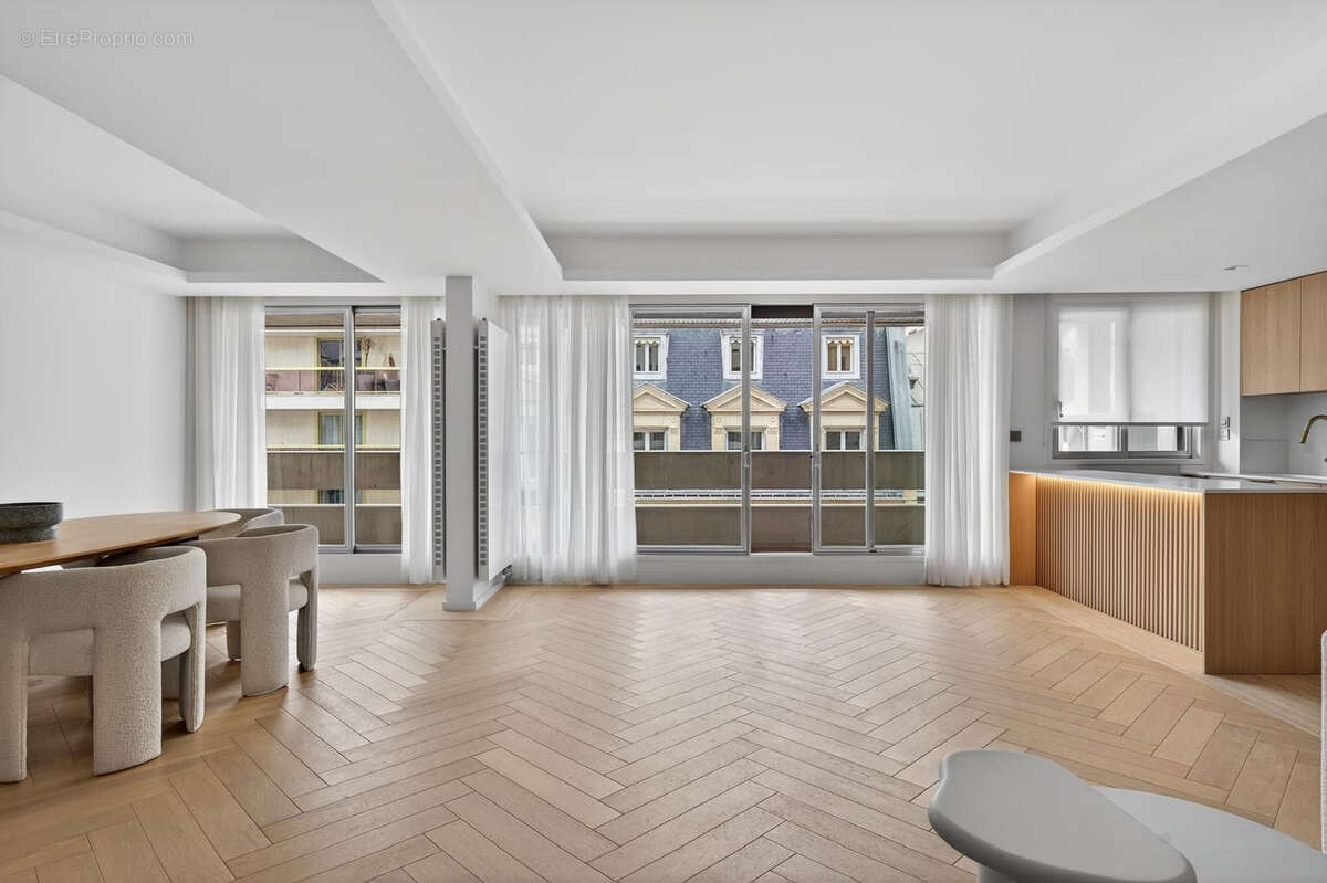 Appartement à PARIS-16E