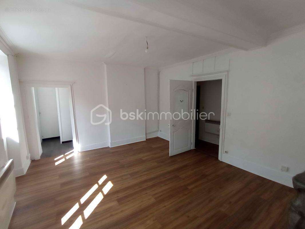 Centre ville,  immeuble avec  2 appartements t3 et un appartement t1 - photo 3