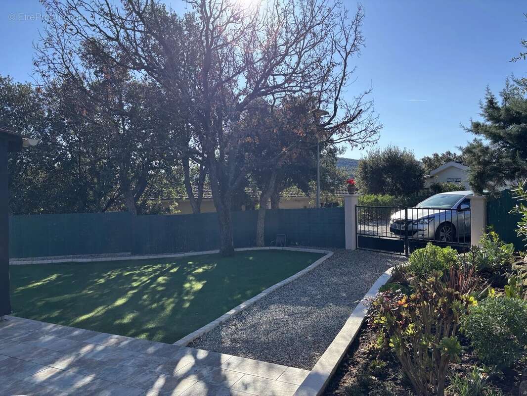 Maison à ROQUEBRUNE-SUR-ARGENS