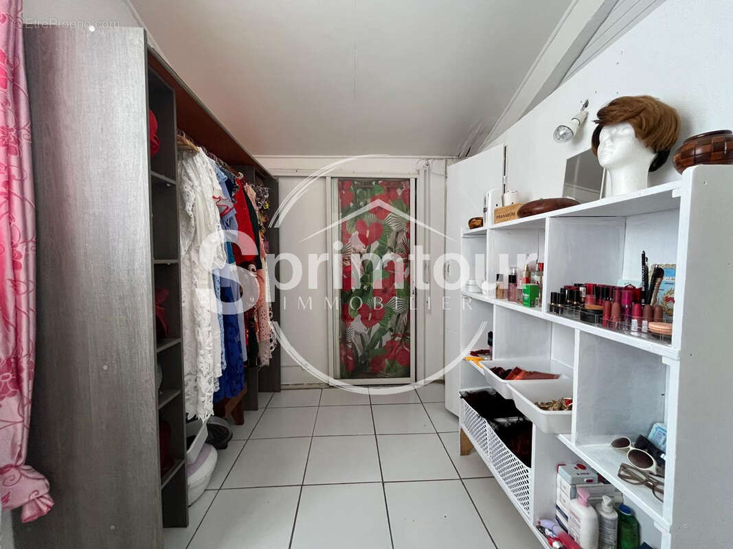 BASSE-TERRE - Maison familiale T 5 avec studio indépendant - photo 11