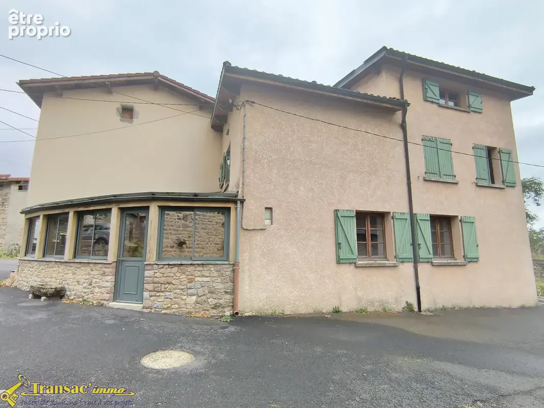 À Thiers, maison de village type F4 avec une grange non attenante avec terrain. - photo 10