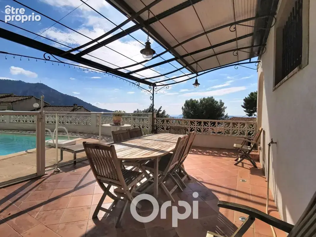 À vendre maison de type 5 d'environ 140m² habitables entièrement rénovée avec piscine et vue mer - photo 5