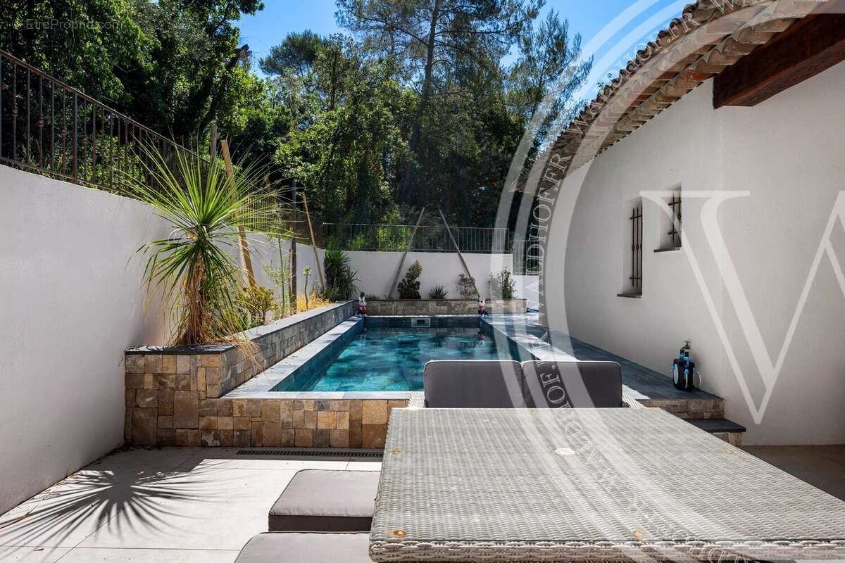Maison à ROQUEFORT-LES-PINS