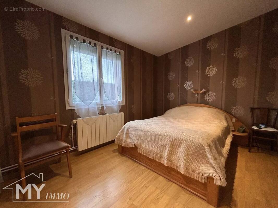 Maison de plain-pied parfaitement entretenue avec double garage – Proche commodités - photo 7