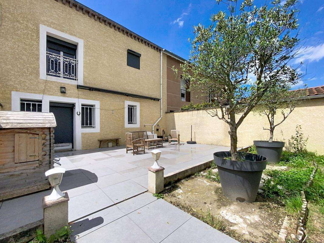 Maison -  chambres - Mezzanine - Terrasse - Garage - Places de stationnement - Au cœur du village - Proche toutes commodités - photo 5