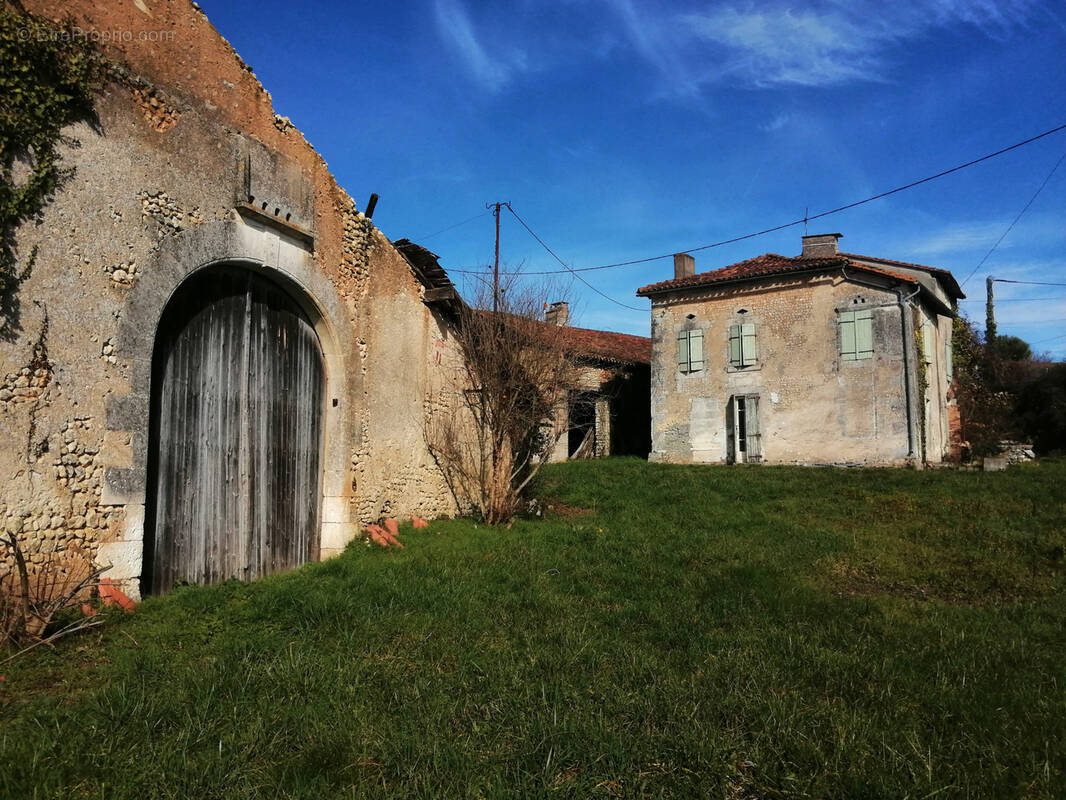 Maison à MONTIGNAC-LE-COQ