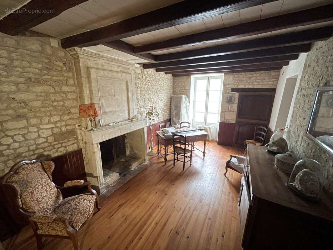 Maison 725 m² à Saintes  - photo 4