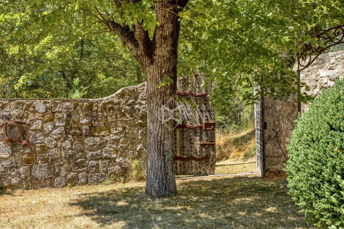 Exclusivité. Château du XVIe siècle – Domaine d'exception de 18 hectares au cœur de l'arrière-pays grassois - photo 16
