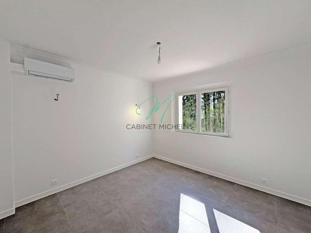 Appartement à LA ROQUETTE-SUR-SIAGNE