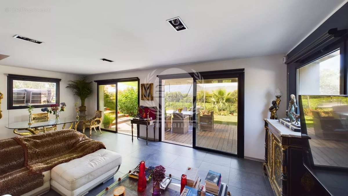 Maison à PLAN-DE-LA-TOUR