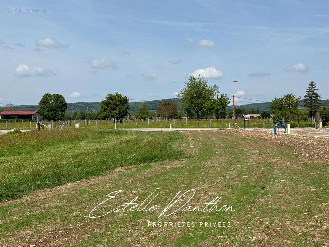 Terrain constructible viabilisé de 776 m2 à Longechenal - photo 2
