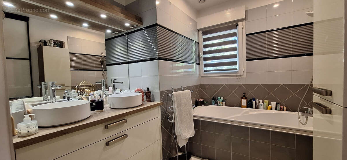 Maison 163m2 environ, 6 chambres,terrain de 1027 m2 arbore, avec sa piscine sans vis a vis. coup de coeur - photo 21