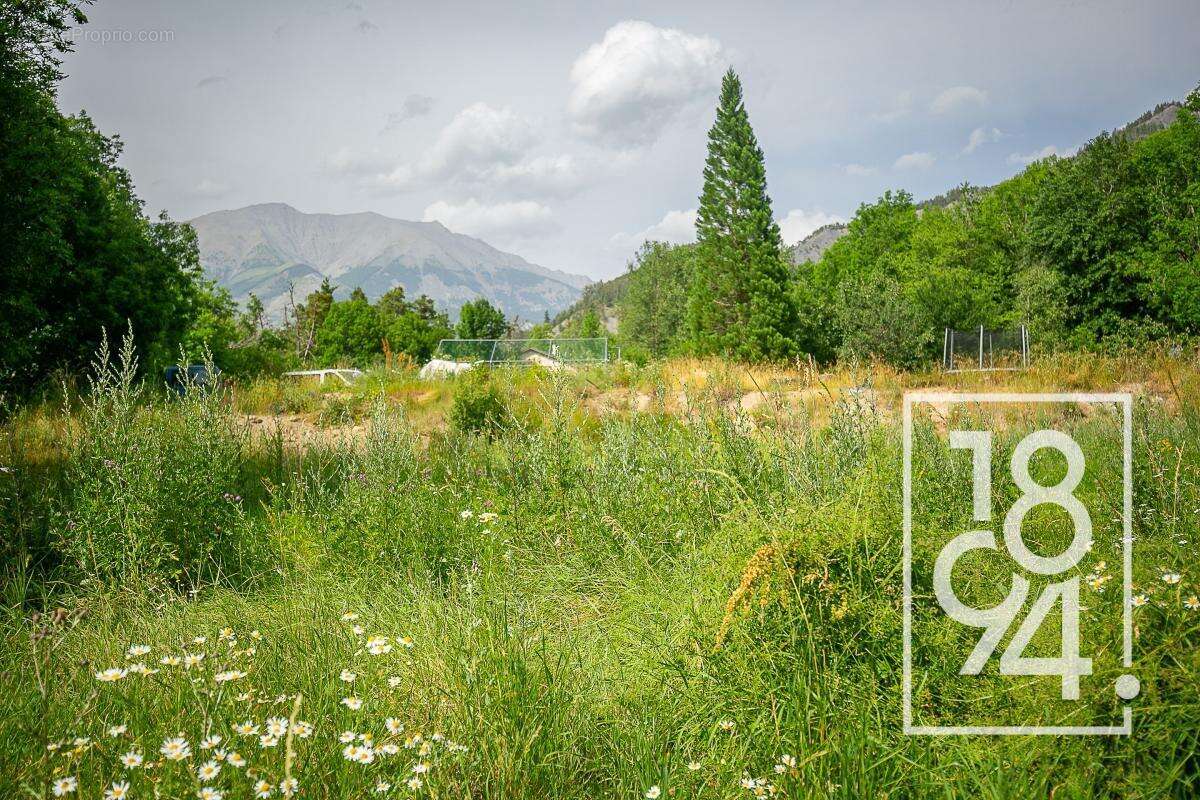 Terrain à UVERNET-FOURS