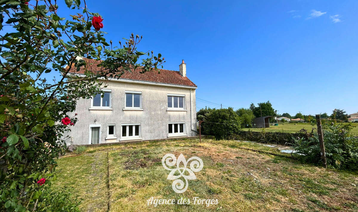 Maison à SAINT-CHRISTOPHE-LA-COUPERIE