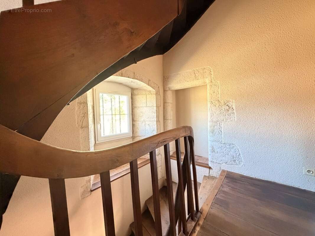 Charmante propriété de caractère avec plus de 2 hectares, grange, cave voûtée et dépendance aménageable à proximité de Ruffec - photo 7