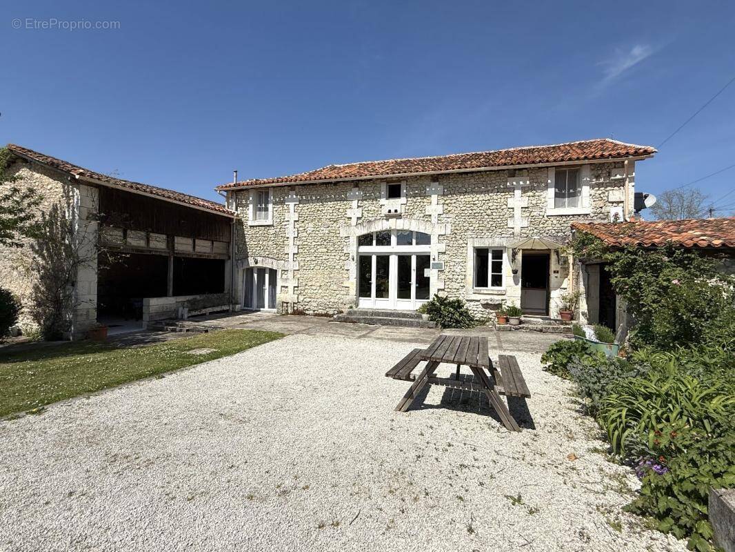 Maison à NANTEUIL-AURIAC-DE-BOURZAC