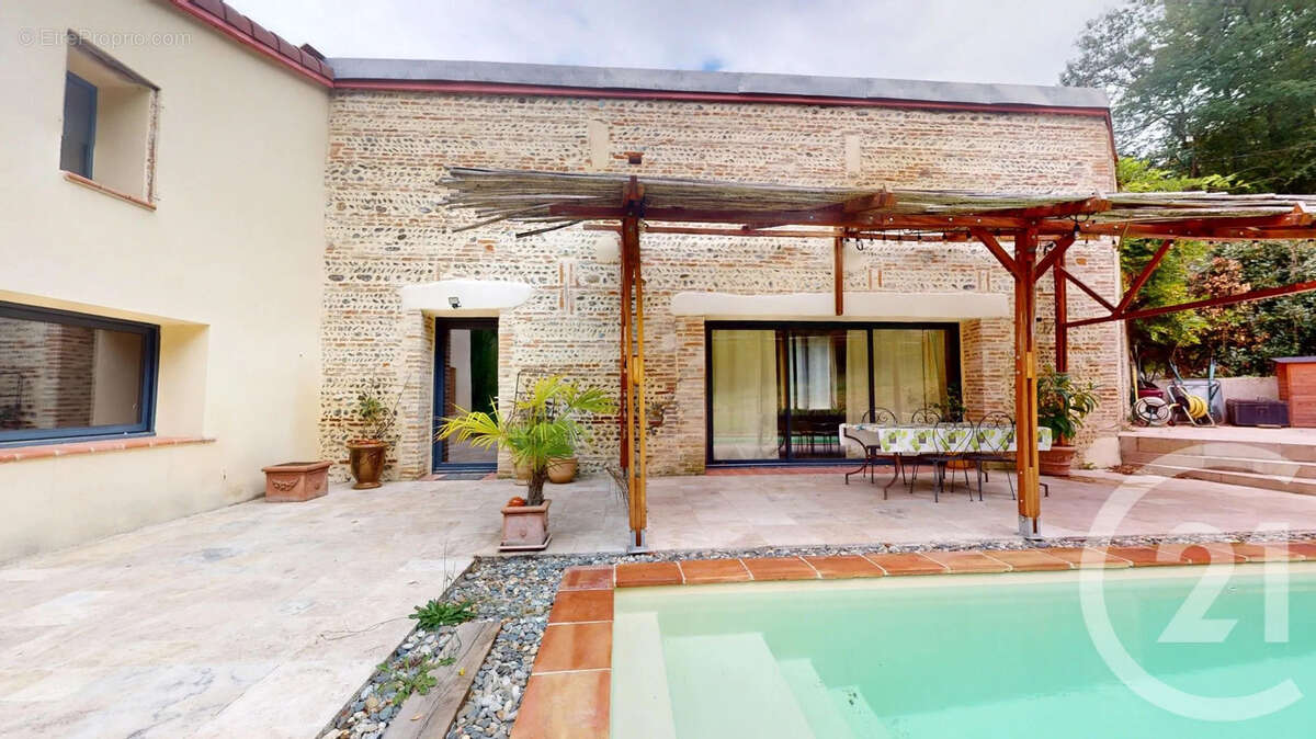 Maison à MONTAIGUT-SUR-SAVE