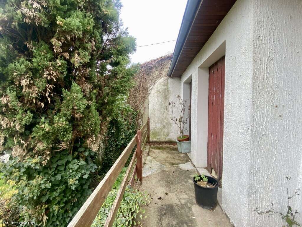 Prix Négociable : Maison Plain Pied à Rénover centre Aunac - photo 29