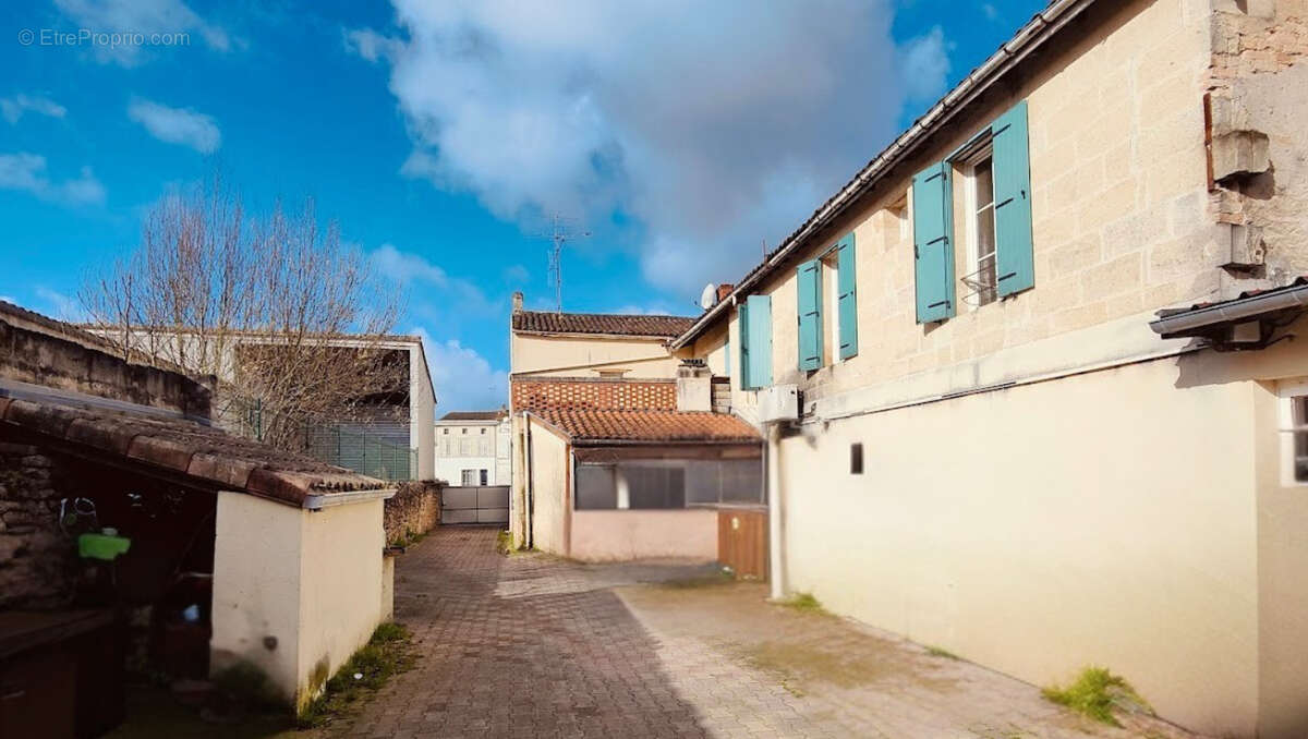 Commerce à ETAULIERS