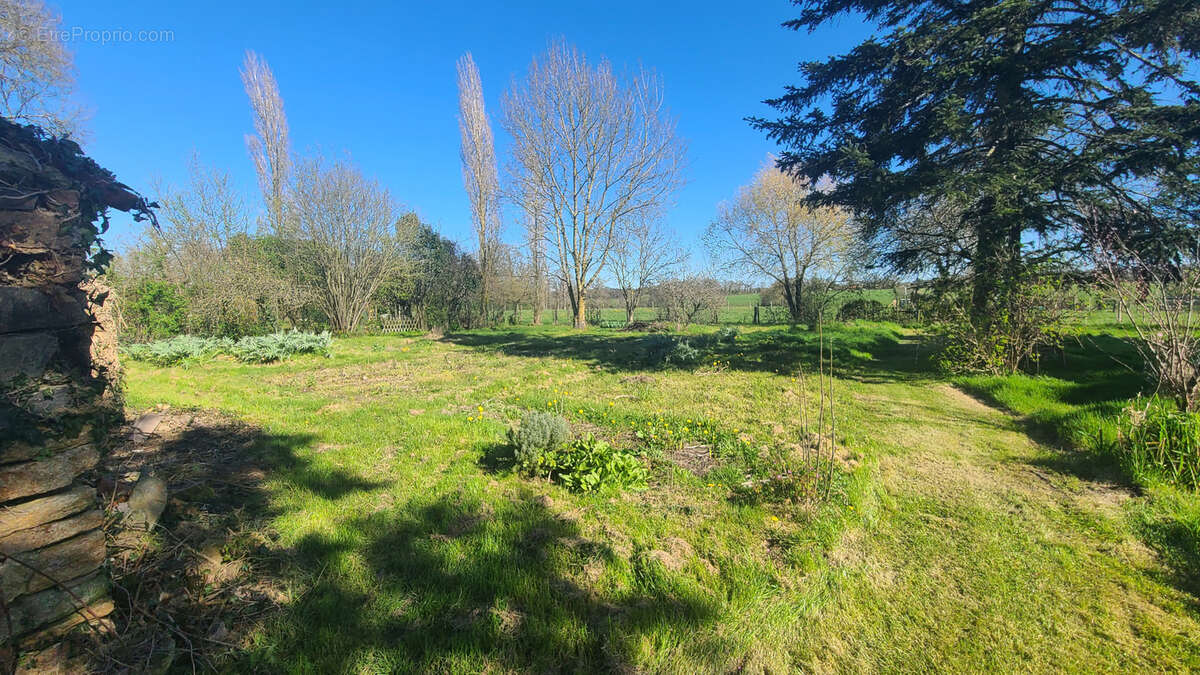 Maison à LA CHAIZE-LE-VICOMTE