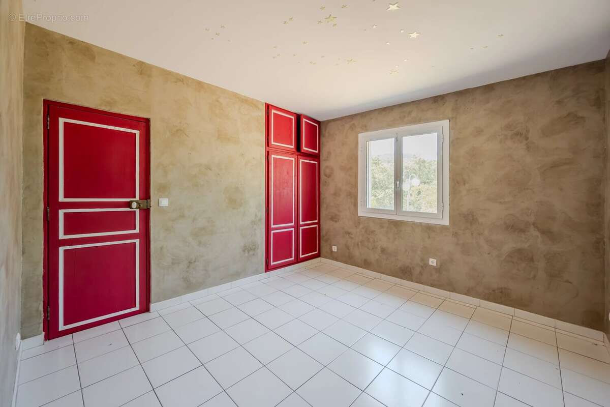 Maison familiale de 250 m² sur plus d'un hectare de terrain – Piscine – Vue dégagée – Méounes-les-Montrieux - photo 6