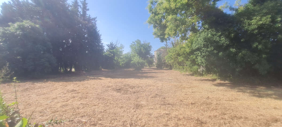 Terrain à SANILHAC-SAGRIES