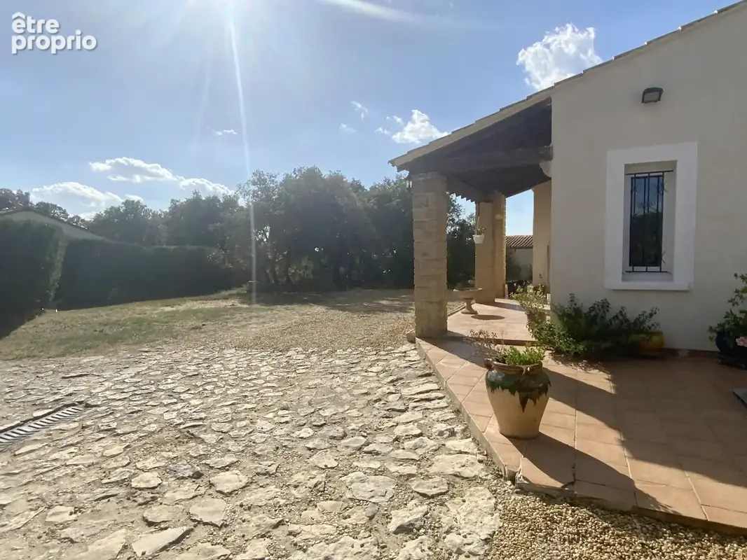 Villa de plain pied dans village recherché. - photo 10