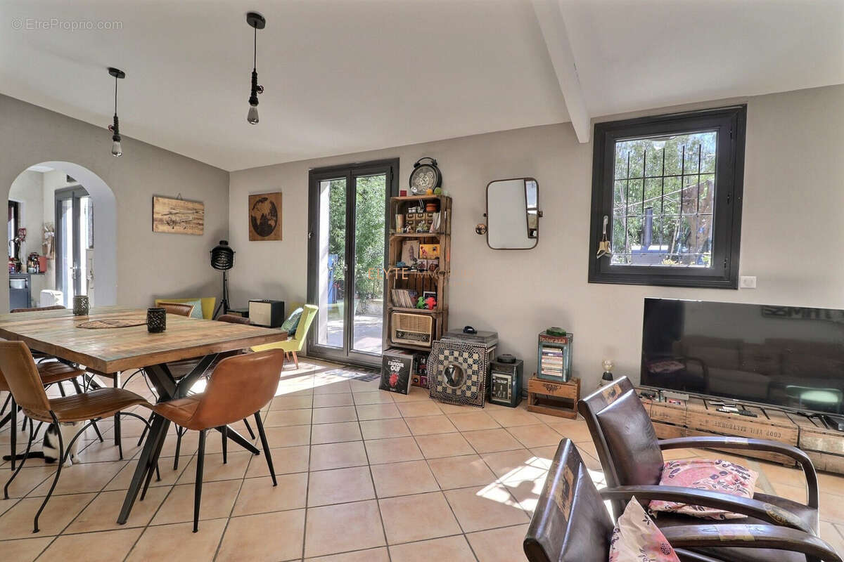 Maison à SAINT-CHAMAS