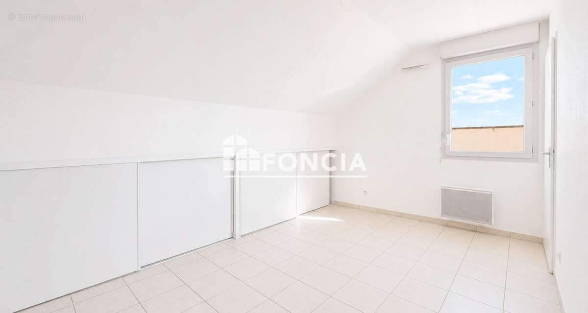 Dernier etage appartement 4 pieces avec terrasse et deux parkings en sous sol - photo 4