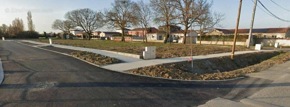 Terrain à LAMASQUERE