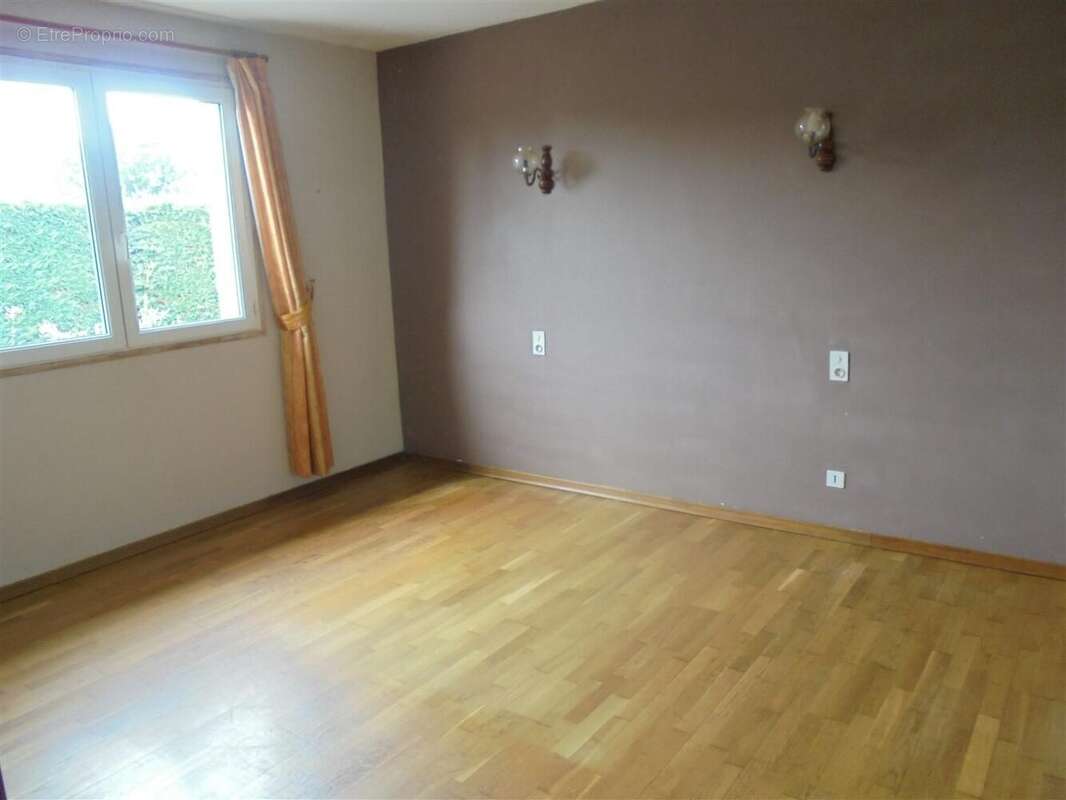 Maison à SAINT-JULIEN-DU-PUY