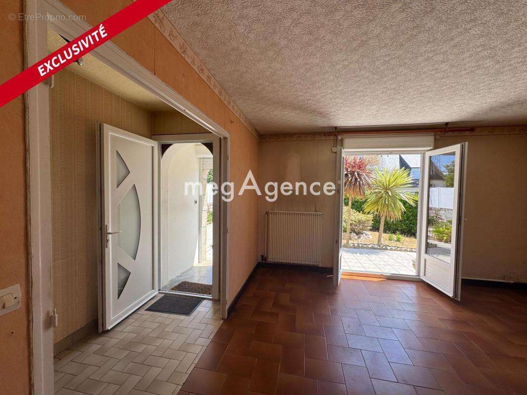 Lanester – Maison 3 chambres avec garage, jardin clos et beau potentiel - photo 3
