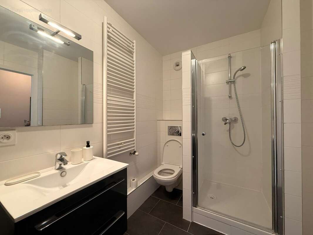 salle d'eau + WC studio-F2 NOISY LE GRAND