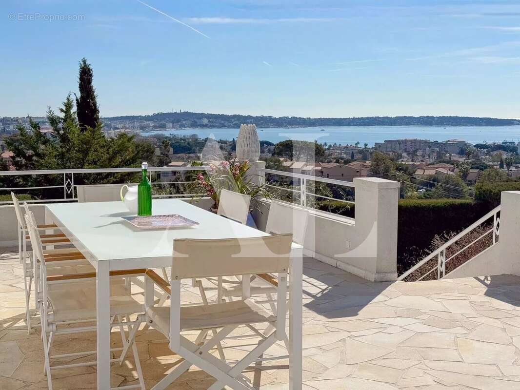 Elegante villa golfe juan vue mer - photo 2