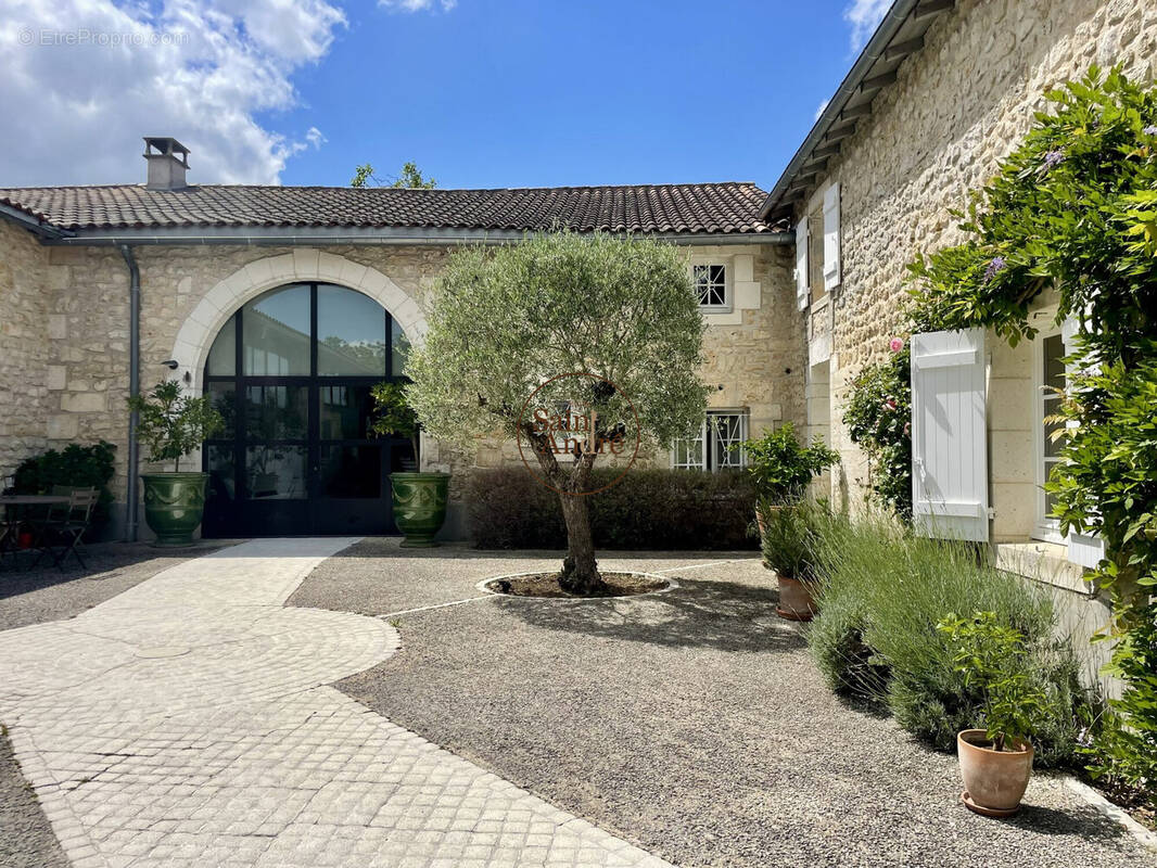 Entrée Cour Italienne - Maison à PUYMOYEN