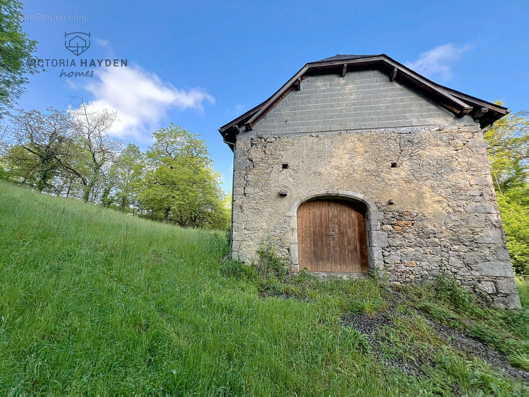 Grange en Pierre sur 3 ha de Bois - photo 2