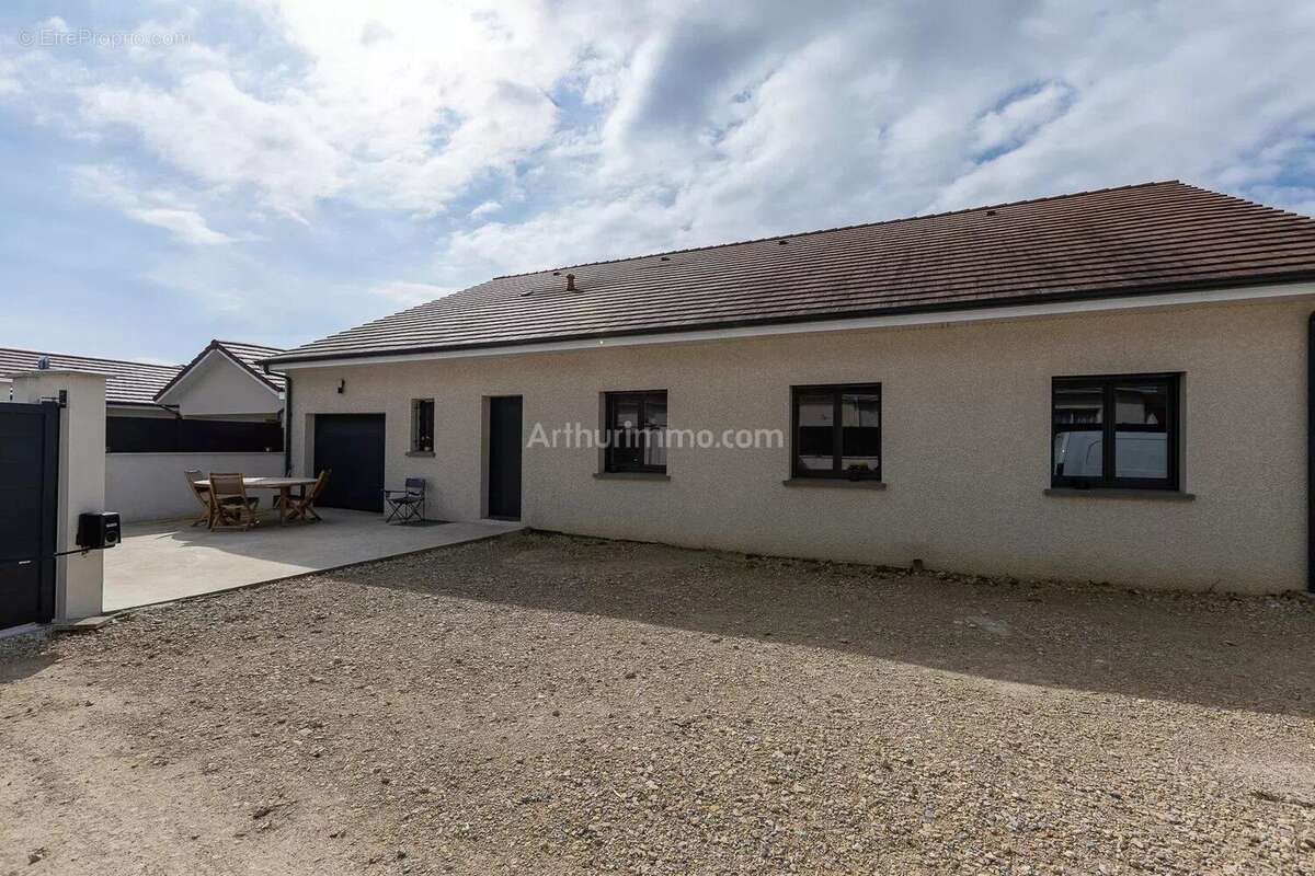 Maison à VEZERONCE-CURTIN