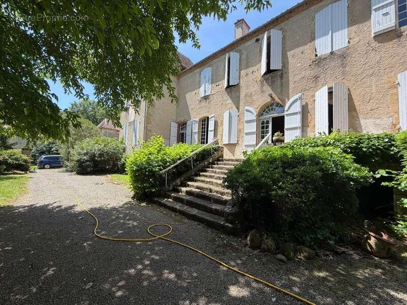 Gers(32), TRES BEAU CHATEAU DE FAMILLE 45HA avec dependances, un peu caché, en position dominante, une belle histoire - photo 39