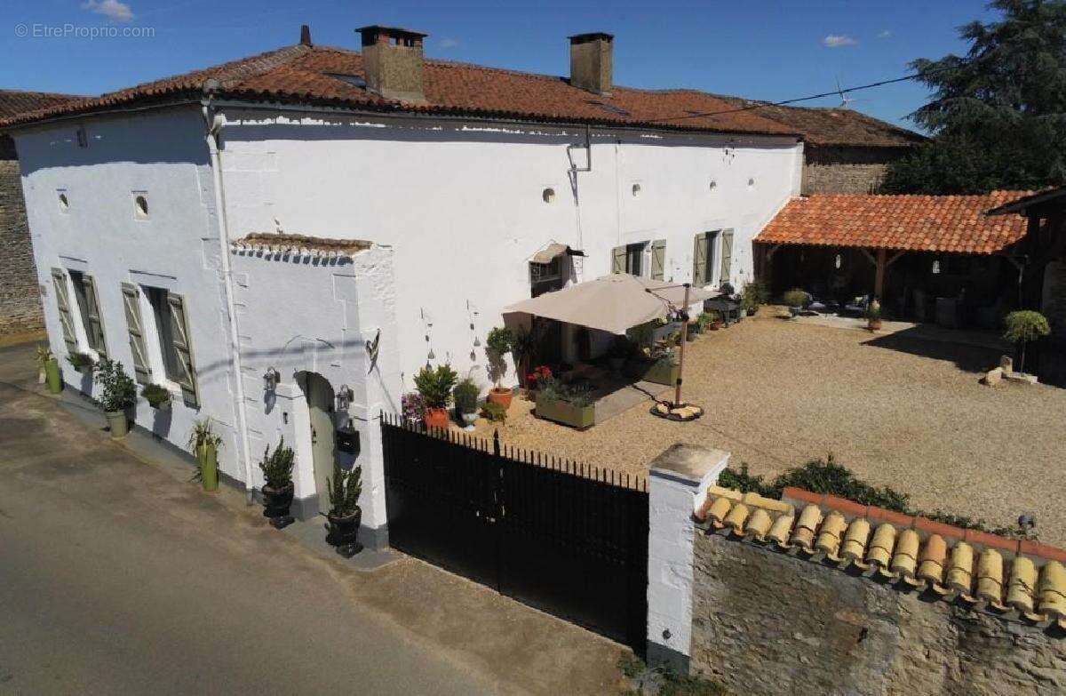 Maison 227 m² à Civray  - photo 2
