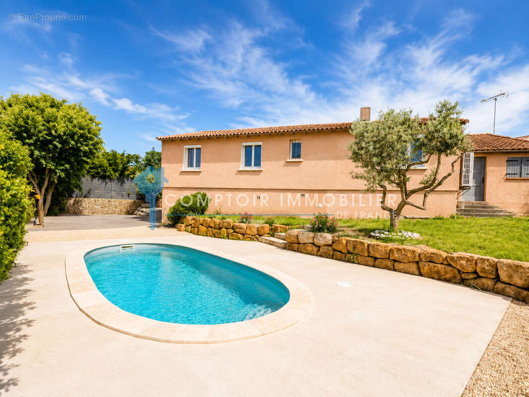 Élégance, volumes et art de vivre à Saint-Pierre-les-Martigues maison T5 de 110 m2 avec piscine sur 915 m2 de - photo 2