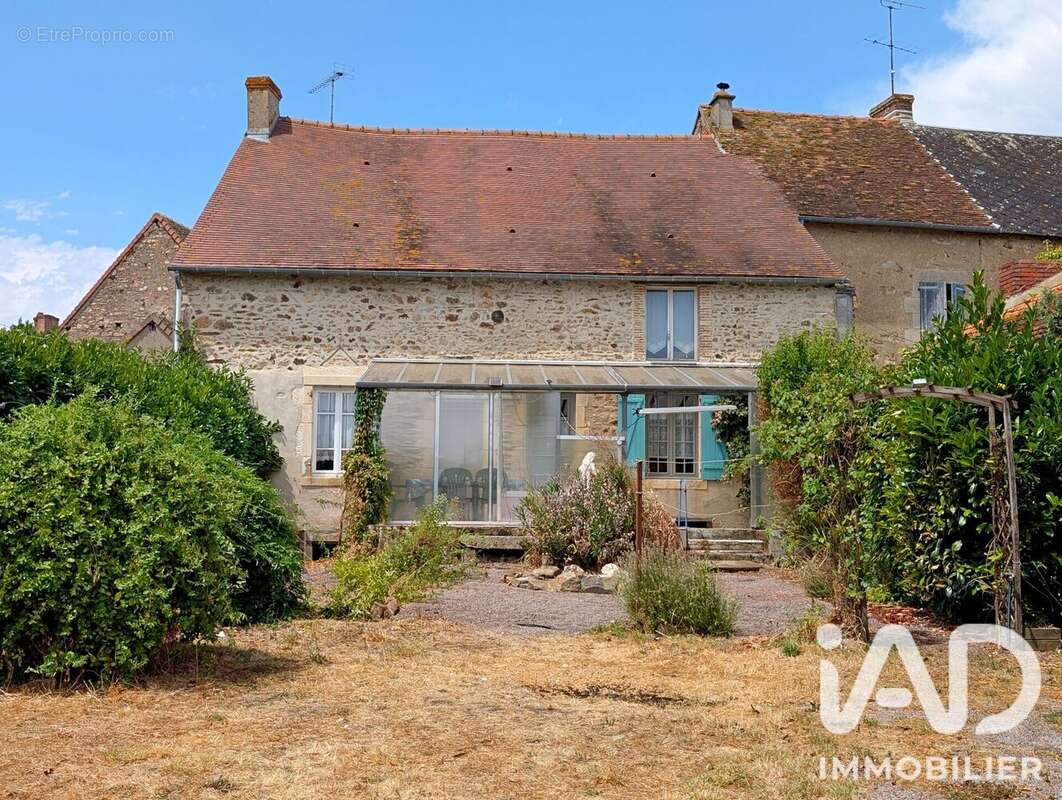 Maison 136 m² à Saint-Denis-De-Jouhet  - photo 2