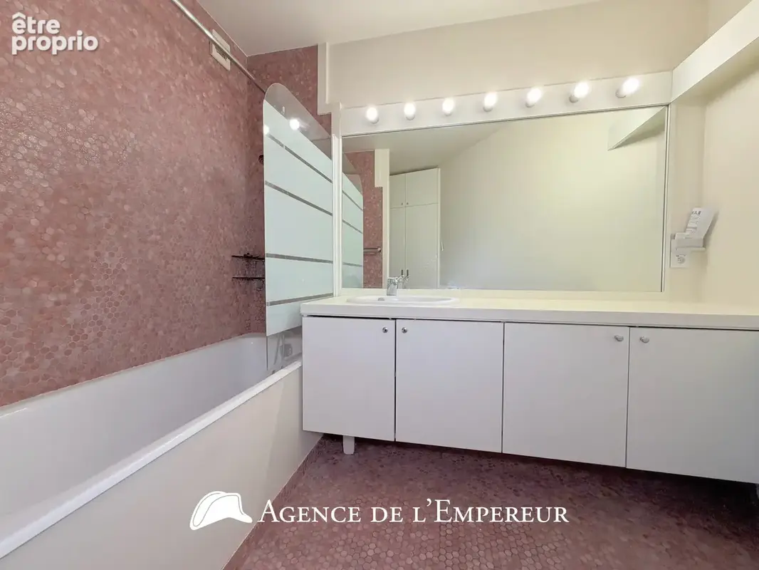 Grand studio 43 m2 (50 m2 au sol) — Dernier étage. Place des Arts. Parking et cave. - photo 7