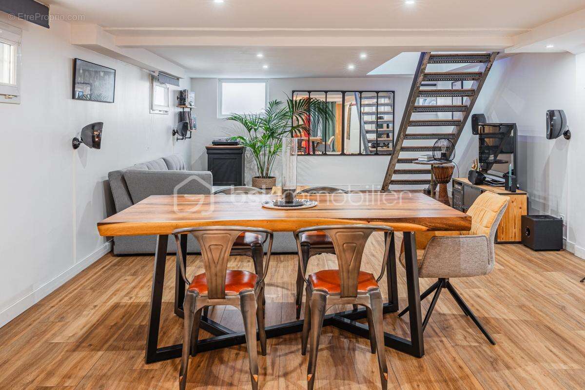 Spacieux et chaleureux 3 pièces rénové de 104 m2 en duplex - photo 8