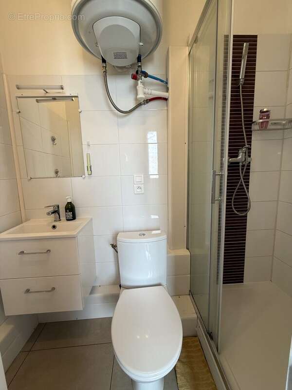 Salle d\'eau avec WC - Appartement à RENNES