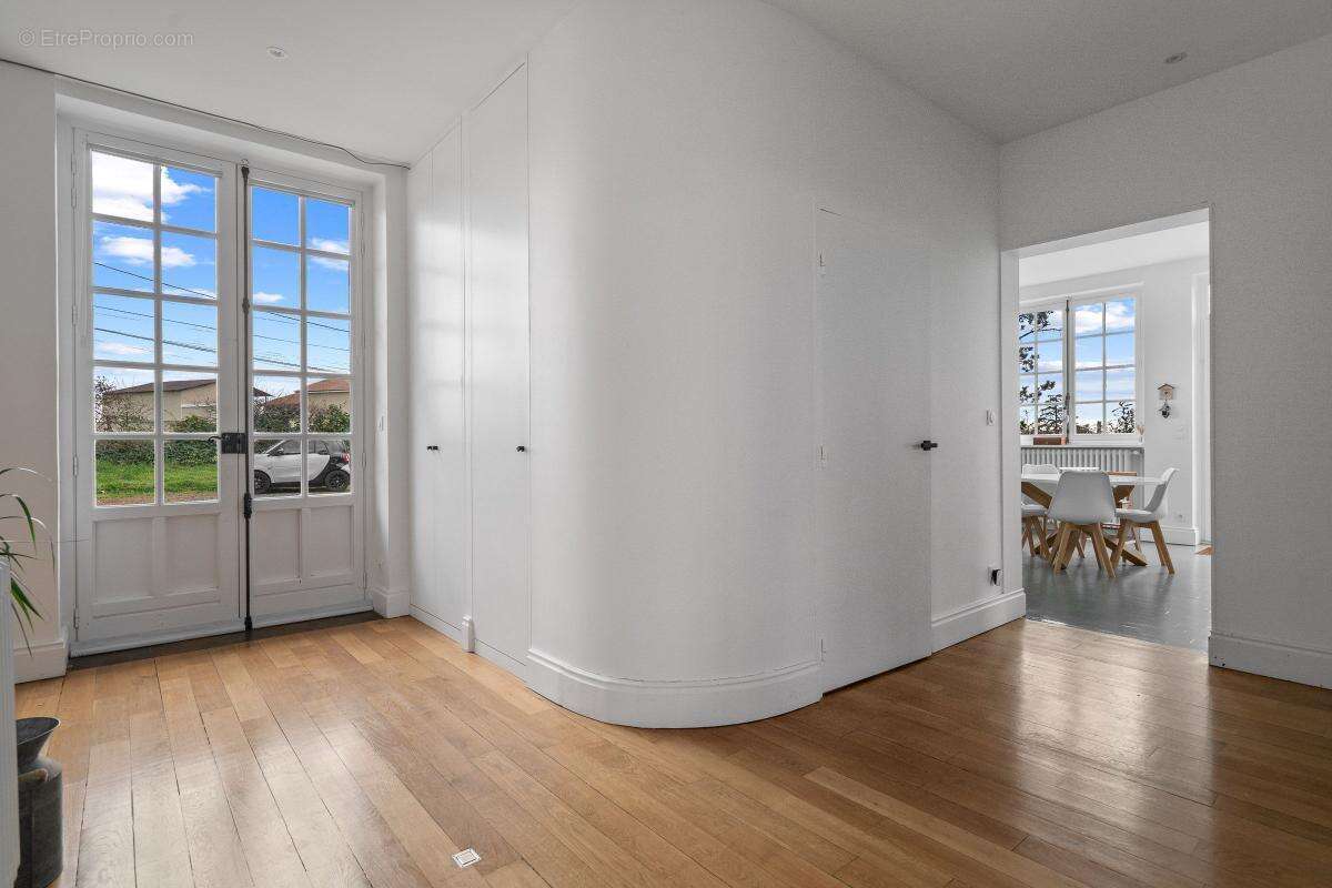 Maison à LA TOUR-DE-SALVAGNY