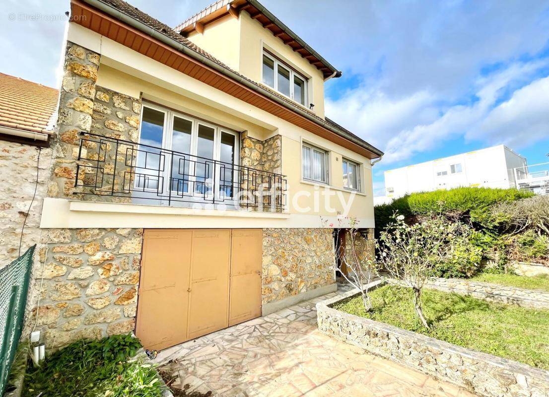 Maison à LES CLAYES-SOUS-BOIS