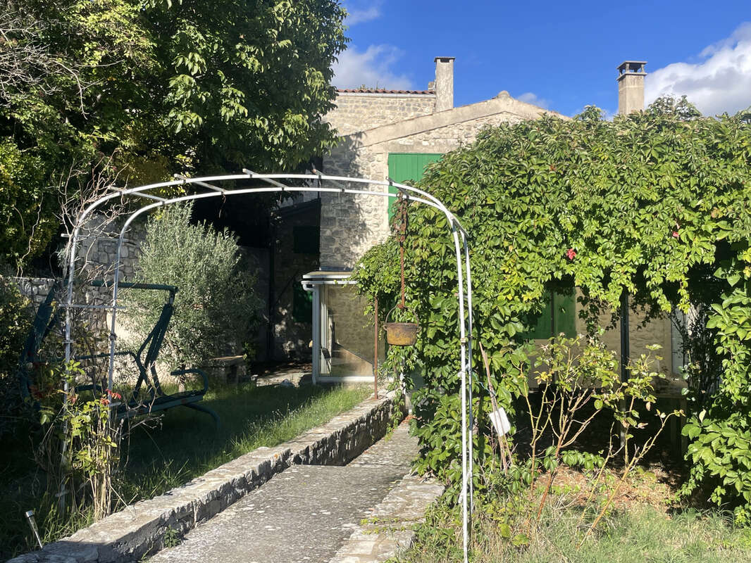 Monieux, proche sault, maison de village a renover, avec jardin et garage - photo 24