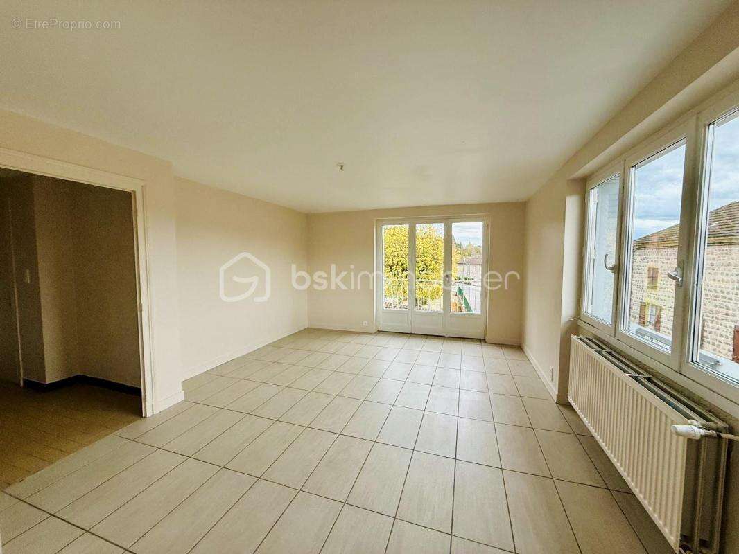 Appartement à COURS-LA-VILLE