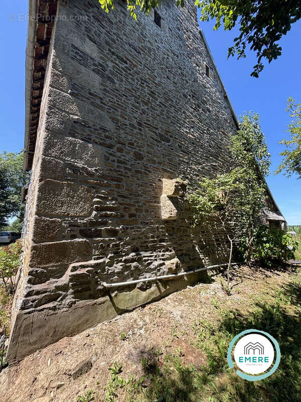 Maison à SAINT-LAURENT-DE-TERREGATTE