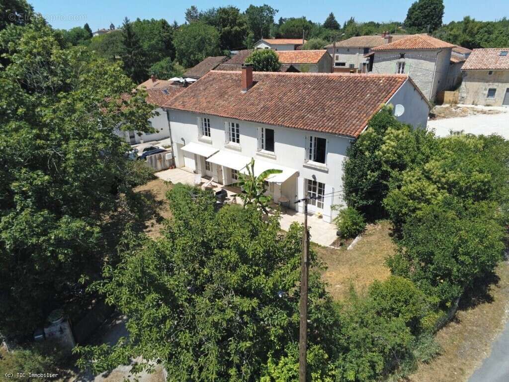 Maison à NANTEUIL-EN-VALLEE